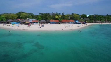 Moalboal 'daki White Beach, Cebu, Filipinler. Seashore ve Arkaplanda İnsanlar 'la güzel bir manzara. İHA