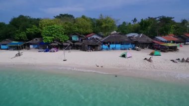 Moalboal 'daki White Beach, Cebu, Filipinler. Seashore ve Arkaplanda İnsanlar 'la güzel bir manzara. İHA
