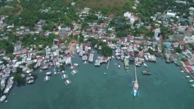 Coron Cityscape ve Seashore in Background. Palawan, Filipinler. Arka planda Yerel Mimarlık. İHA