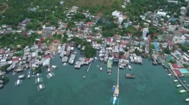Coron Cityscape ve Seashore in Background. Palawan, Filipinler. Arka planda Yerel Mimarlık. İHA