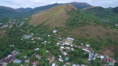 Arka planda Tapyas Dağı 'yla Coron Cityscape. Palawan, Filipinler. Arkaplanda Yerel Mimarlık ve Deniz Kıyısı. İHA