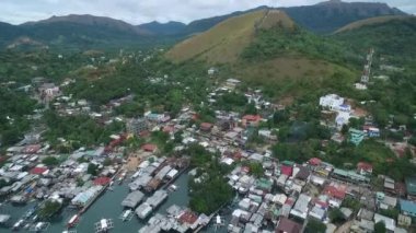Arka planda Tapyas Dağı 'yla Coron Cityscape. Palawan, Filipinler. Arkaplanda Yerel Mimarlık ve Deniz Kıyısı. İHA