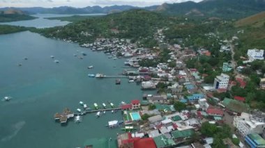 Arka planda Sulu Denizi olan Coron Şehri. Palawan, Filipinler. Arkaplanda Yerel Mimarlık ve Deniz Kıyısı. İHA