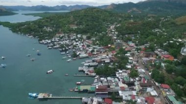 Arka planda Sulu Denizi olan Coron Şehri. Palawan, Filipinler. Arkaplanda Yerel Mimarlık ve Deniz Kıyısı. İHA