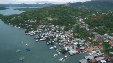 Arka planda Sulu Denizi olan Coron Şehri. Palawan, Filipinler. Arkaplanda Yerel Mimarlık ve Deniz Kıyısı. İHA