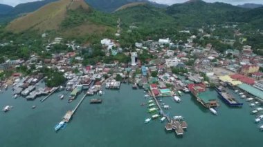 Arka planda Sulu Denizi olan Coron Şehri. Palawan, Filipinler. Arkaplanda Yerel Mimarlık ve Deniz Kıyısı. İHA