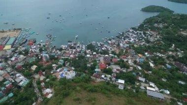 Arka planda Sulu Denizi olan Coron Şehri. Palawan, Filipinler. Arkaplanda Yerel Mimarlık ve Deniz Kıyısı. İHA