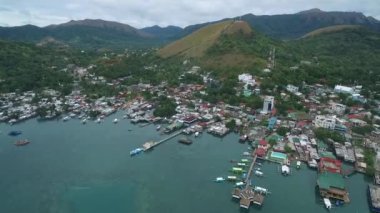 Arka planda Sulu Denizi olan Coron Şehri. Palawan, Filipinler. Arkaplanda Yerel Mimarlık ve Deniz Kıyısı. İHA