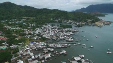 Arka planda Sulu Denizi olan Coron Şehri. Palawan, Filipinler. Arkaplanda Yerel Mimarlık ve Deniz Kıyısı. İHA