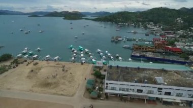 Arka planda Sulu Denizi olan Coron Şehri. Palawan, Filipinler. Arkaplanda Yerel Mimarlık ve Deniz Kıyısı. İHA