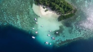 Coron, Palawan, Filipinler 'deki CYC plajı. Mısır Gençlik Kulübü Plajı. Arka planda deniz var. Turistler için A turu. İHA
