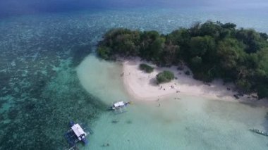 Coron, Palawan, Filipinler 'deki CYC plajı. Mısır Gençlik Kulübü Plajı. Arka planda deniz var. Turistler için A turu. İHA