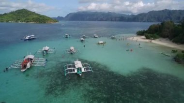 Coron, Palawan, Filipinler 'deki CYC plajı. Mısır Gençlik Kulübü Plajı. Arka planda deniz var. Turistler için A turu. İHA