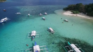 Coron, Palawan, Filipinler 'deki CYC plajı. Mısır Gençlik Kulübü Plajı. Arka planda deniz var. Turistler için A turu. İHA