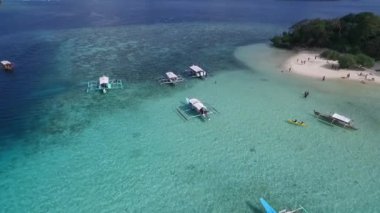 Coron, Palawan, Filipinler 'deki CYC plajı. Mısır Gençlik Kulübü Plajı. Arka planda deniz var. Turistler için A turu. İHA