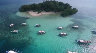 Coron, Palawan, Filipinler 'deki CYC plajı. Mısır Gençlik Kulübü Plajı. Arka planda deniz var. Turistler için A turu. İHA