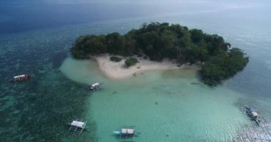 Coron, Palawan, Filipinler 'deki CYC plajı. Mısır Gençlik Kulübü Plajı. Arka planda deniz var. Turistler için A turu. 4k Drone