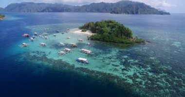 Coron, Palawan, Filipinler 'deki CYC plajı. Mısır Gençlik Kulübü Plajı. Arka planda deniz var. Turistler için A turu. 4k Drone