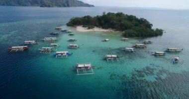 Coron, Palawan, Filipinler 'deki CYC plajı. Mısır Gençlik Kulübü Plajı. Arka planda deniz var. Turistler için A turu. 4k Drone