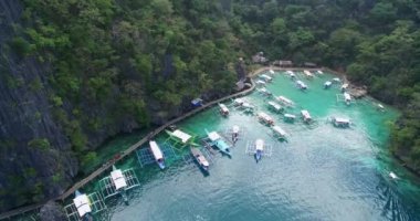 Kayangan Gölü Manzara Güvertesi. Güzel Göl. Koron, Palawan, Filipinler 'deki Turistler Arasında Çok Popüler Bir Yer. Arka planda manzara. 4k Drone