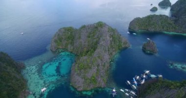 Kayangan Gölü. Koron, Palawan, Filipinler 'deki Turistler Arasında Çok Popüler Bir Yer. Manzara. Arka plandaki Kayangan Gölü Manzara Güvertesi. 4k Drone