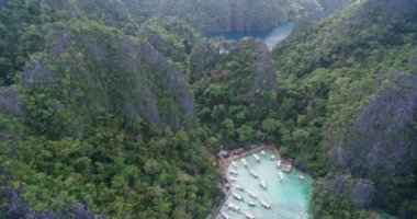 Kayangan Gölü. Koron, Palawan, Filipinler 'deki Turistler Arasında Çok Popüler Bir Yer. Manzara. Arka plandaki Kayangan Gölü Manzara Güvertesi. 4k Drone