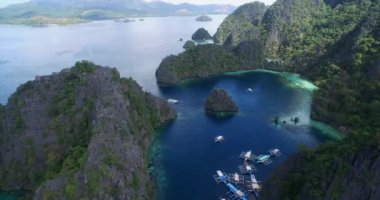 Kayangan Gölü. Koron, Palawan, Filipinler 'deki Turistler Arasında Çok Popüler Bir Yer. Manzara. Arka plandaki Kayangan Gölü Manzara Güvertesi. 4k Drone