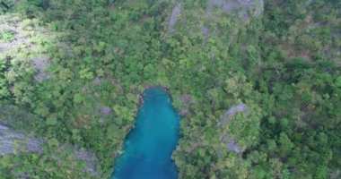 Kayangan Gölü. Koron, Palawan, Filipinler 'deki Turistler Arasında Çok Popüler Bir Yer. Manzara. Arka plandaki Kayangan Gölü Manzara Güvertesi. 4k Drone