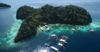 Coron, Palawan, Filipinler 'deki Malwawey Coral Garden. Arka plandaki manzara ve adalar. Turistler arasında çok popüler bir yer. Gezmek için. 4k Drone