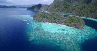 Coron, Palawan, Filipinler 'deki Malwawey Coral Garden. Arka plandaki manzara ve adalar. Turistler arasında çok popüler bir yer. Gezmek için. 4k Drone