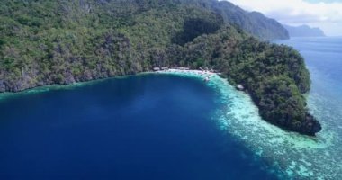Coron, Palawan, Filipinler 'deki Malwawey Coral Garden. Arka plandaki manzara ve adalar. Turistler arasında çok popüler bir yer. Gezmek için. 4k Drone
