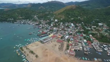Tapyas Dağı ve Coron City arka planda. Palawan, Filipinler. Arka planda Yerel Mimarlık. İHA
