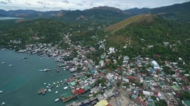 Tapyas Dağı ve Coron City arka planda. Palawan, Filipinler. Arka planda Yerel Mimarlık. İHA