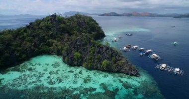 Coron, Palawan, Filipinler 'deki Malwawey Coral Garden. Arka plandaki manzara ve adalar. Turistler arasında çok popüler bir yer. Gezmek için. 4k Drone