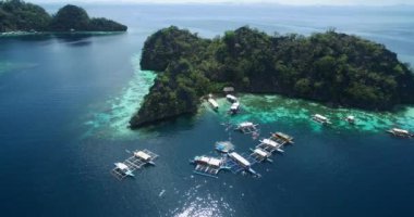 Coron, Palawan, Filipinler 'deki Malwawey Coral Garden. Arka plandaki manzara ve adalar. Turistler arasında çok popüler bir yer. Gezmek için. 4k Drone