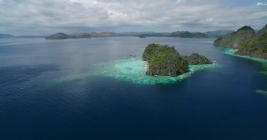 Coron, Palawan, Filipinler 'deki Malwawey Coral Garden. Arka plandaki manzara ve adalar. Turistler arasında çok popüler bir yer. Gezmek için. 4k Drone