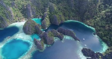 Koron, Palawan, Filipinler 'de, Turistler Arasında Çok Popüler Bir Yer' de İkiz Göl. Arka plandaki manzara ve adalar. 4k Drone