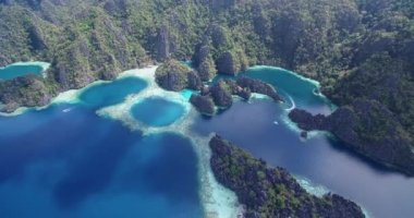 Koron, Palawan, Filipinler 'de, Turistler Arasında Çok Popüler Bir Yer' de İkiz Göl. Arka plandaki manzara ve adalar. 4k Drone