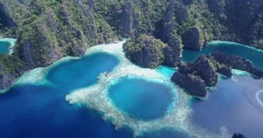 Koron, Palawan, Filipinler 'de, Turistler Arasında Çok Popüler Bir Yer' de İkiz Göl. Arka plandaki manzara ve adalar. 4k Drone