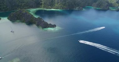 Koron, Palawan, Filipinler 'de, Turistler Arasında Çok Popüler Bir Yer' de İkiz Göl. Arka plandaki manzara ve adalar. 4k Drone