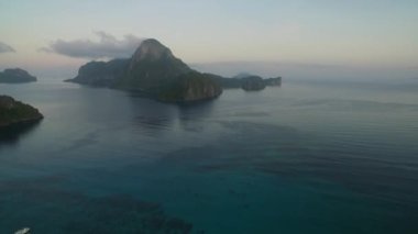 Filipinler, Palawan 'daki El Nido Sahili ve Tekneleri. Arka planda Morning Beach ve Seascape. Turistler arasında çok popüler bir gezi yeri. İHA