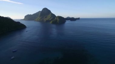 Filipinler, Palawan 'daki Cadlao Adası. Arka planda deniz manzarası. Turistler arasında çok popüler bir gezi yeri. İHA
