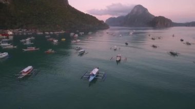 Filipinler, Palawan 'daki El Nido Sahili ve Tekneleri. Arka planda Morning Beach ve Seascape. Turistler arasında çok popüler bir gezi yeri. İHA