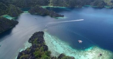 Koron, Palawan, Filipinler 'de, Turistler Arasında Çok Popüler Bir Yer' de İkiz Göl. Arka plandaki manzara ve adalar. 4k Drone