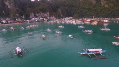 Filipinler, Palawan 'daki El Nido Sahili ve Tekneleri. Arka planda Morning Beach ve Seascape. Turistler arasında çok popüler bir gezi yeri. İHA