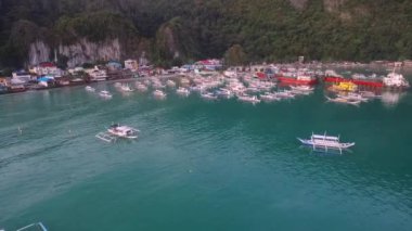 Filipinler, Palawan 'daki El Nido Sahili ve Tekneleri. Arka planda Morning Beach ve Seascape. Turistler arasında çok popüler bir gezi yeri. İHA