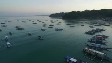 Filipinler, Palawan 'daki El Nido Sahili ve Tekneleri. Arka planda Morning Beach ve Seascape. Turistler arasında çok popüler bir gezi yeri. İHA