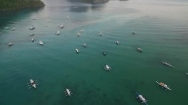 Filipinler, Palawan 'daki El Nido Sahili ve Tekneleri. Arka planda Morning Beach ve Seascape. Turistler arasında çok popüler bir gezi yeri. İHA