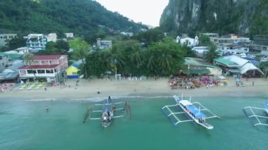 Filipinler, Palawan 'daki El Nido Sahili ve Tekneleri. Arka planda Morning Beach ve Seascape. Turistler arasında çok popüler bir gezi yeri. İHA