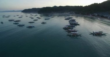 Filipinler, Palawan 'daki El Nido Plajı. Arka planda Morning Beach ve Seascape. Turistler arasında çok popüler bir gezi yeri. 4k Drone